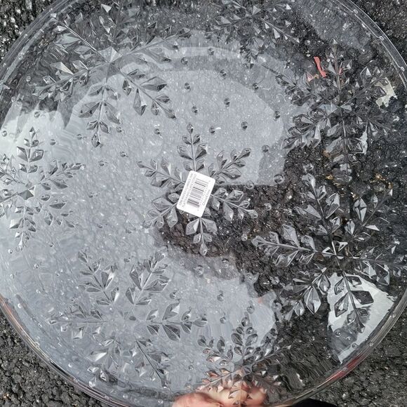 New Celebrations by Mikasa Winter Flurries Collection snowflake platter - Picture 5 of 12